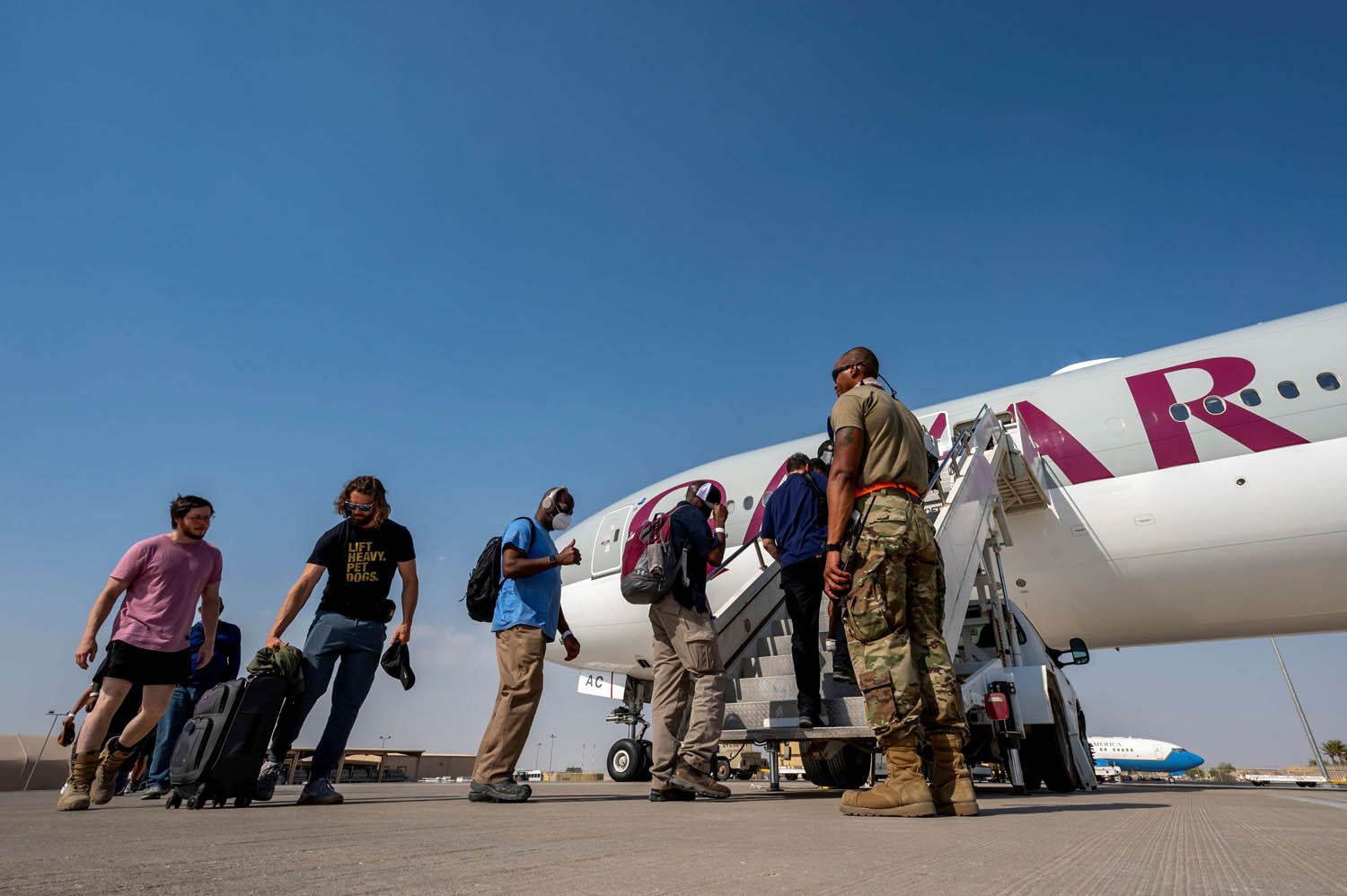أميركيون يصعدون طائرة الخطوط القطرية في طريقهم للكويت بعد اجلائهم من افغانستان