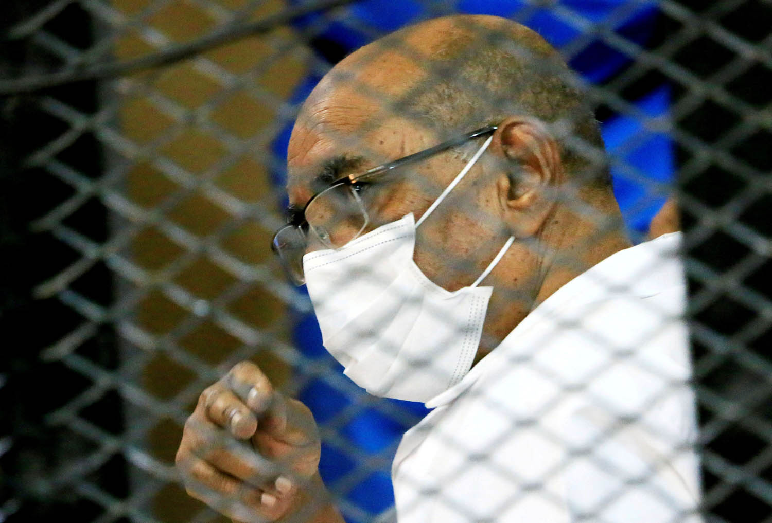 عمر البشير في قفص الاتهام في محكمة سودانية