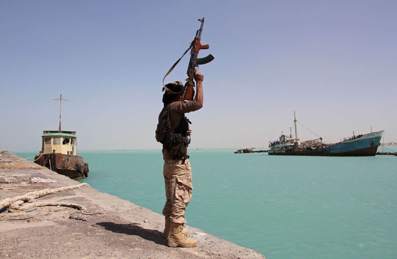 محاولة الحوثيين استهداف الميناء بزورق مفخخ فشلت فلجأوا إلى الطائرات المسيرة