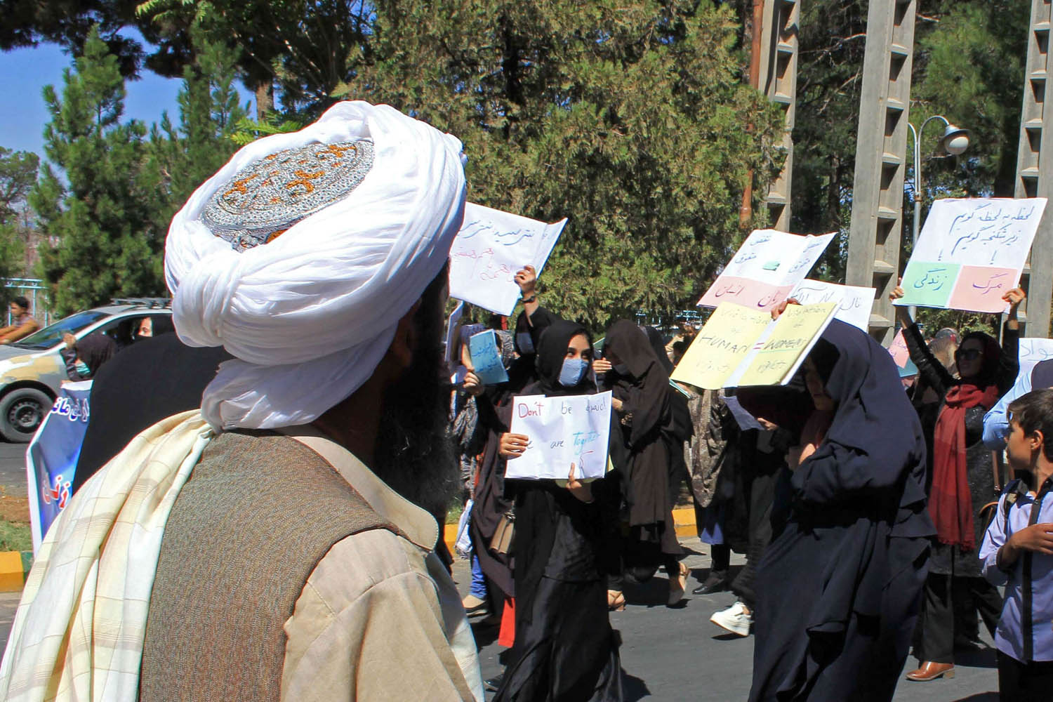 أفغانيات يتظاهرن مطالبات بحقوق المرأة في كابول
