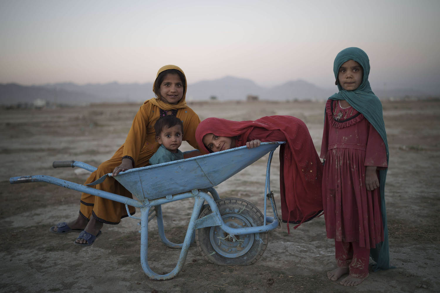 أطفال أفغان من المهجرين