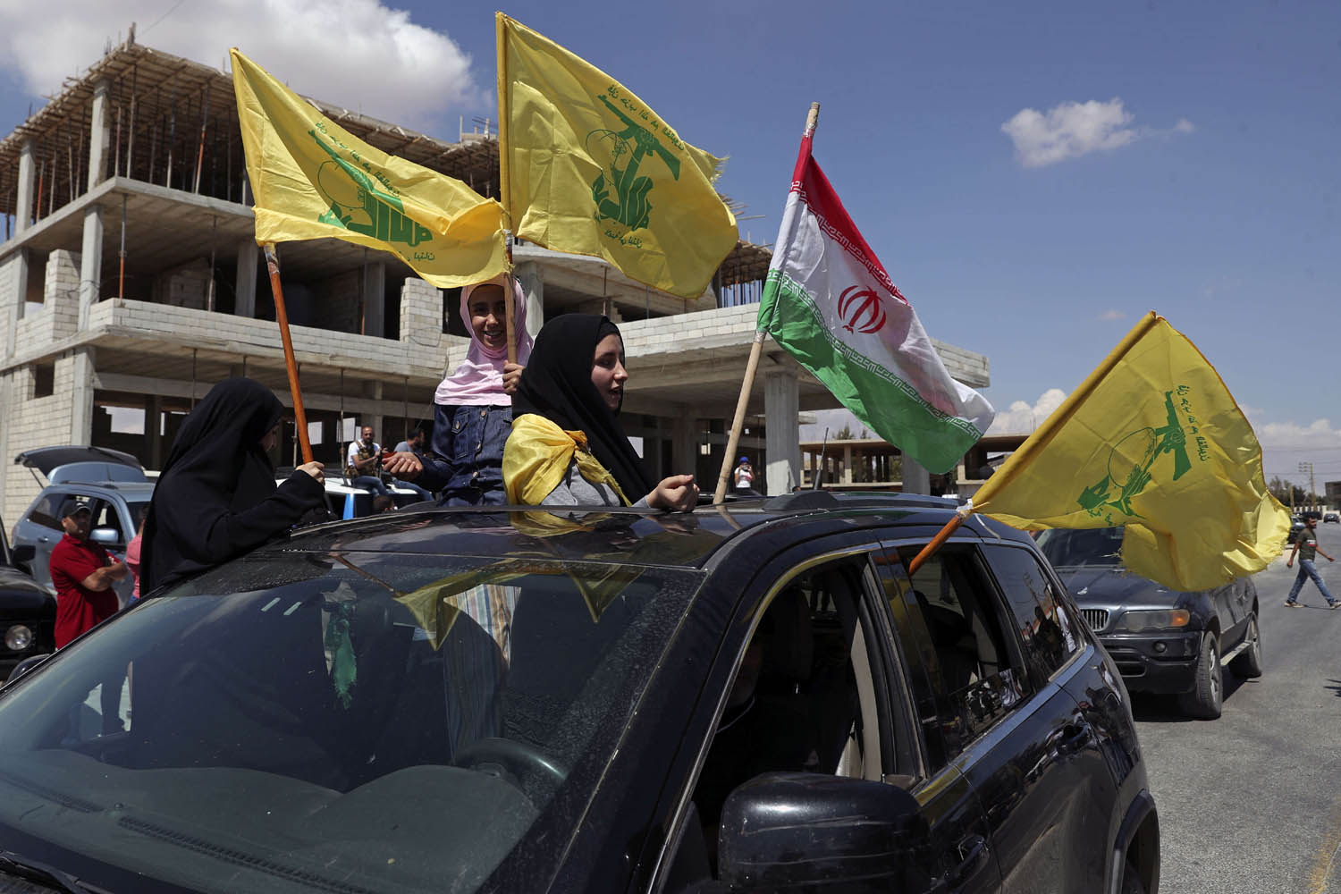 ناشطون من حزب الله يستقبلون شاحنات نقل لمازوت إيراني يدخل عن طريق سوريا