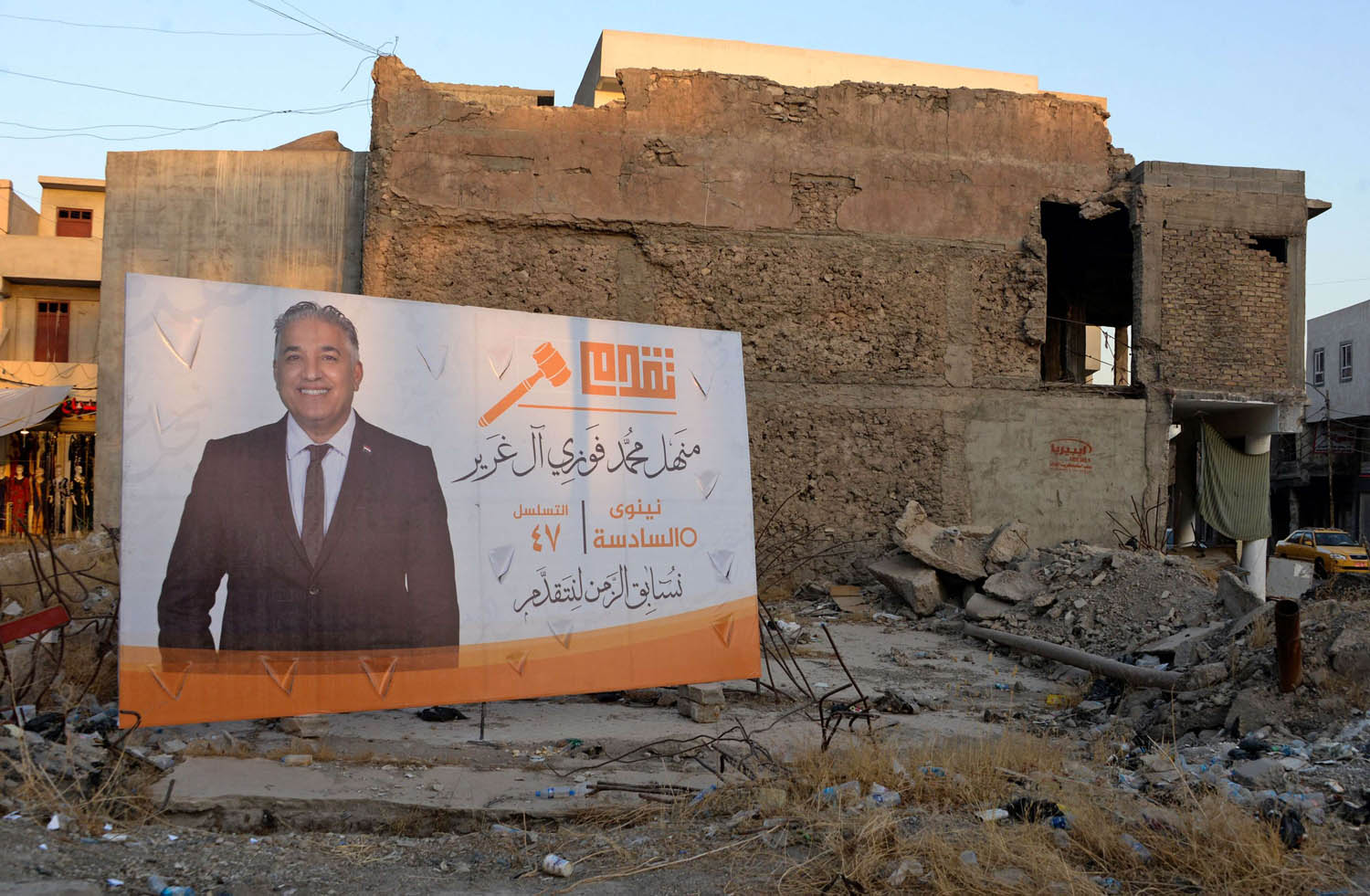لافتة لمرشح في الانتخابات العراقية في الموصل