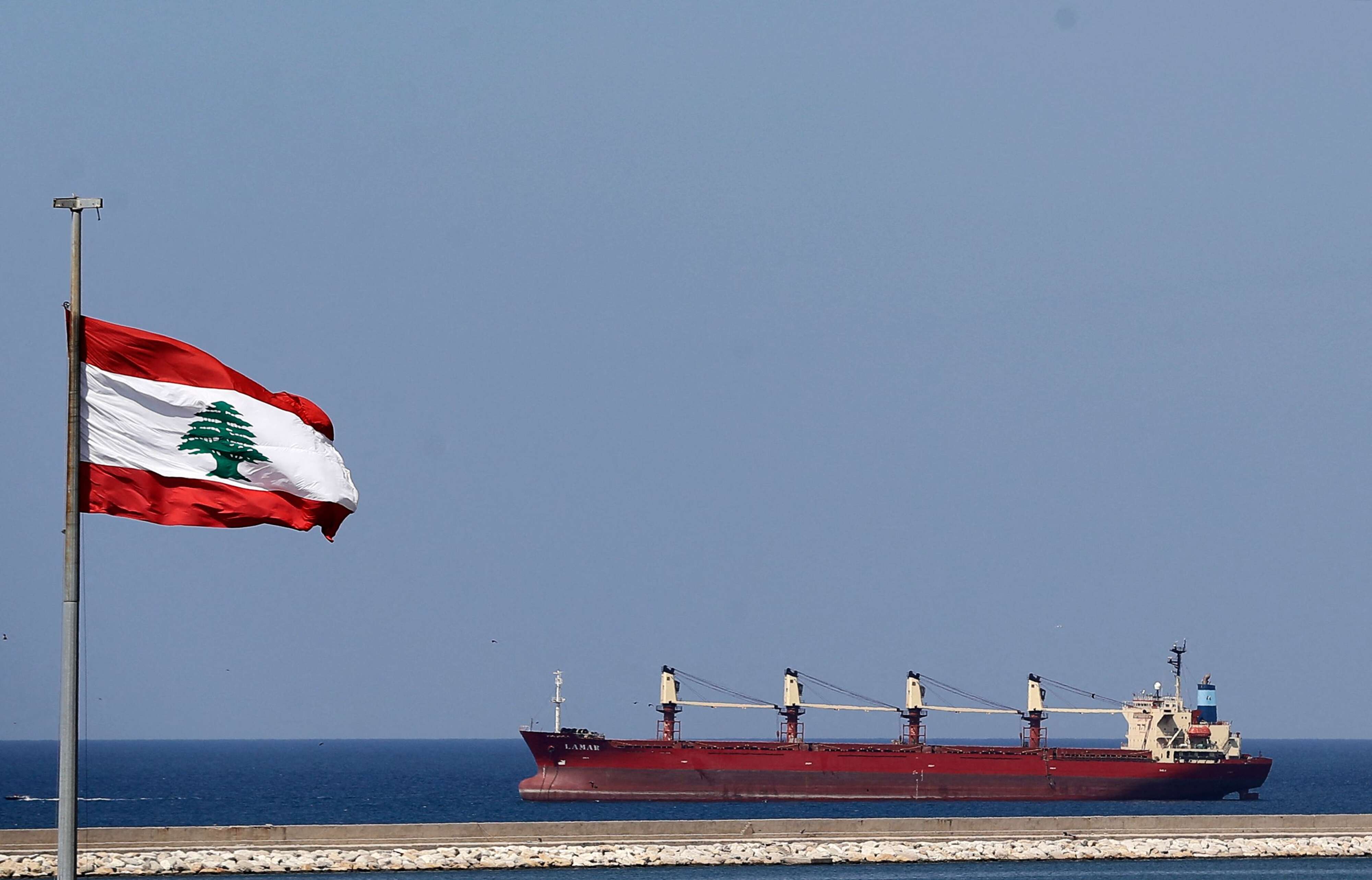 لبنان يسعى لتوريد الوقود من الخارج في مواجهة ازمة محروقات مستفحلة