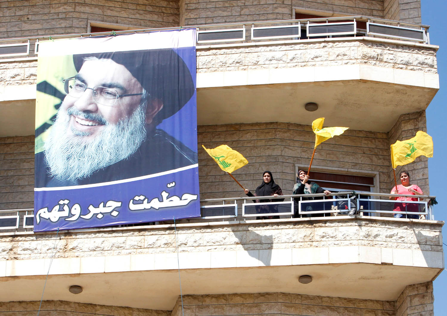 ناشطون في حزب الله يحتفلون بوصول شحنة وقود إيرانية