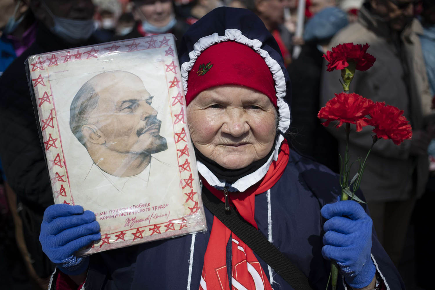متظاهرة شيوعية تحتفل بذكرى مؤسس الاتحاد السوفييتي فلاديمير لينين قرب ضريحه في موسكو