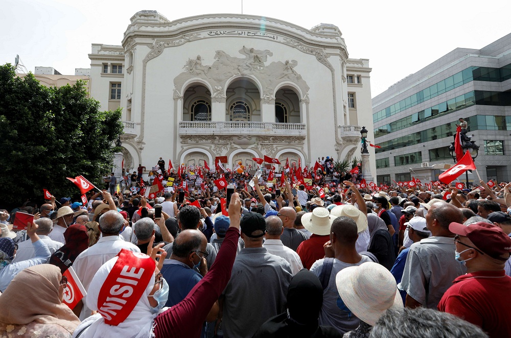 الرئيس التونسي لا يلتفت لتحركات خصومه 