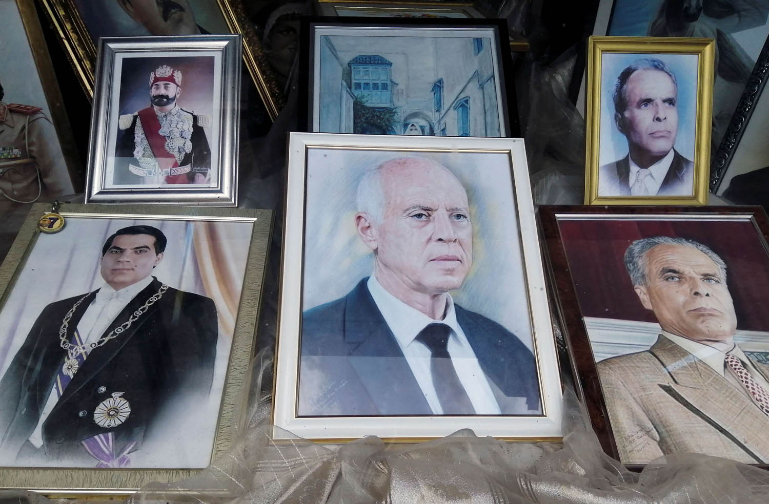 صور لرؤساء سابقين لتونس في العاصمة