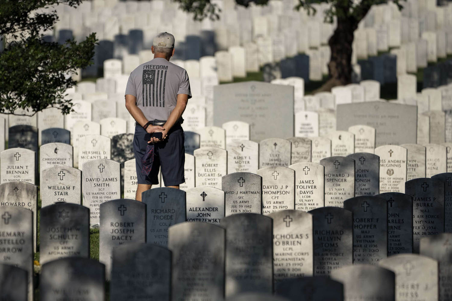 أميركي يتجول في مقبرة لجنود قتلوا في حربي افغانستان والعراق