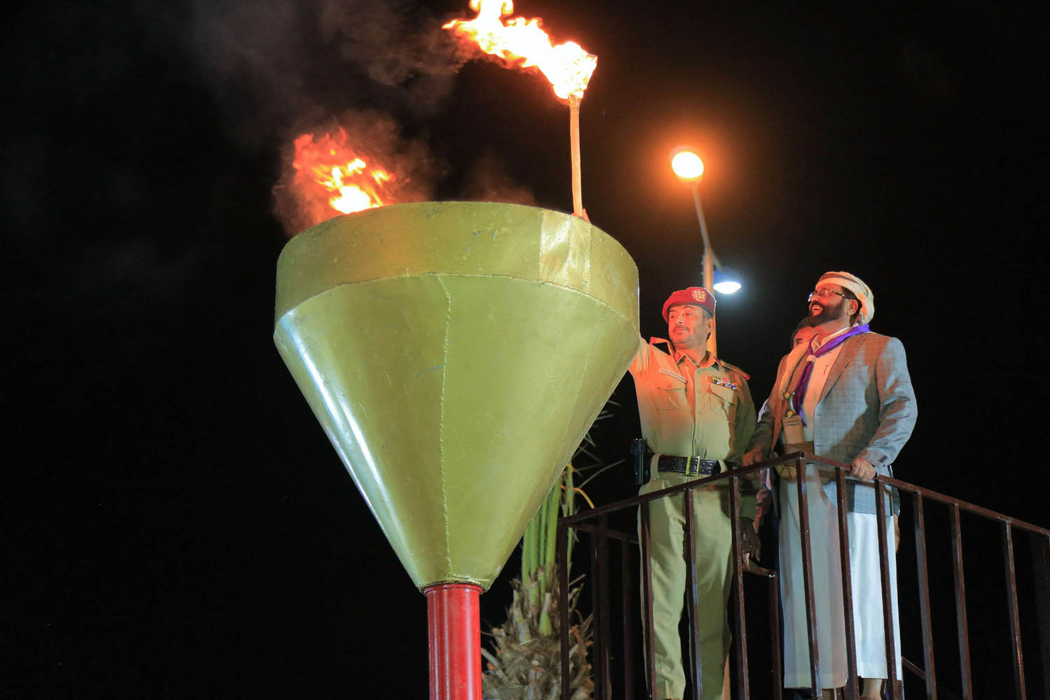 قادة محليون يمنيون يوقدون شعلة في ذكرى الثورة في مأرب