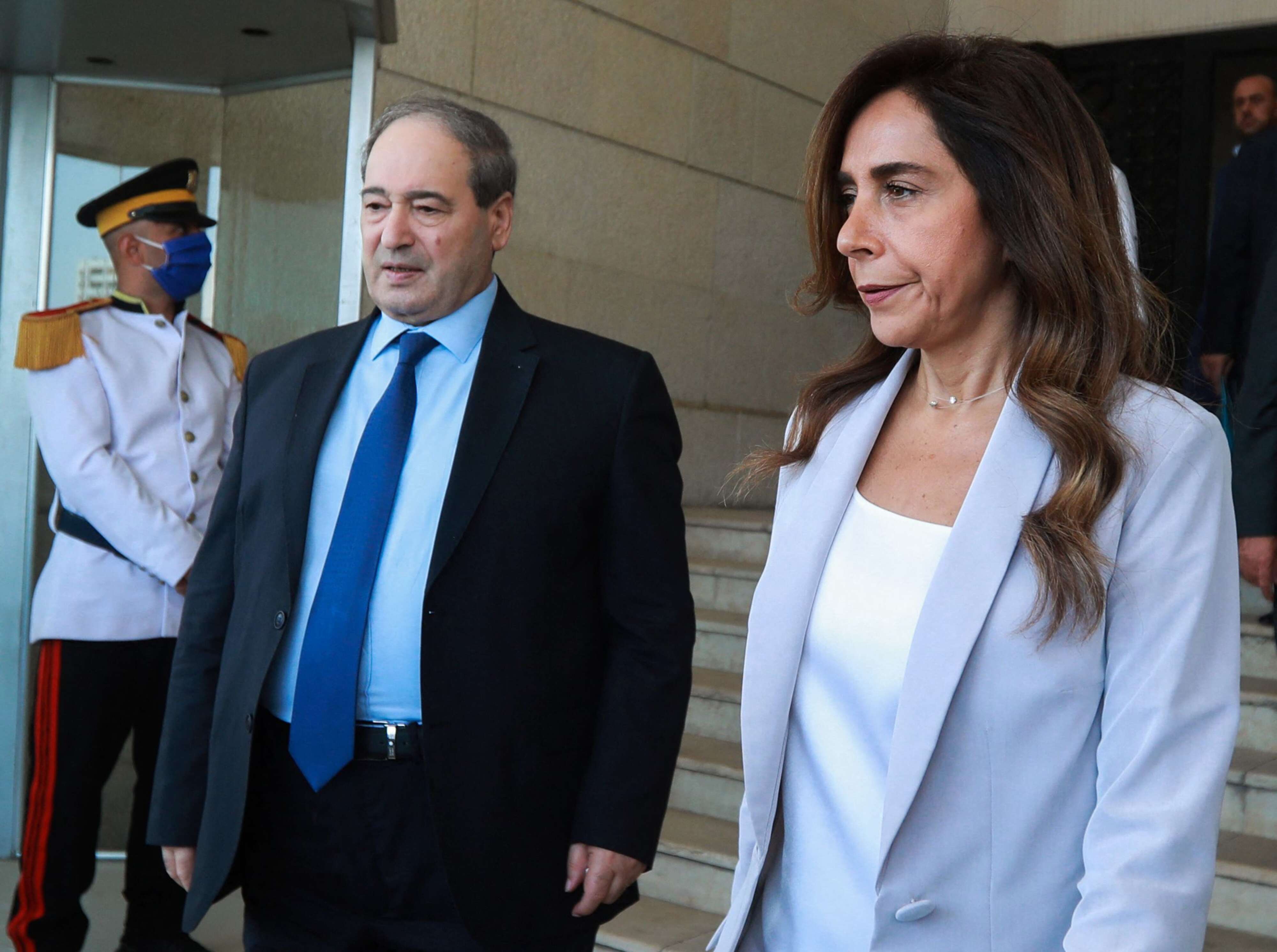 نائبة رئيس حكومة تصريف الأعمال وزيرة الدفاع والخارجية زينة عكر مع وزير الخارجية السوري فيصل المقداد 