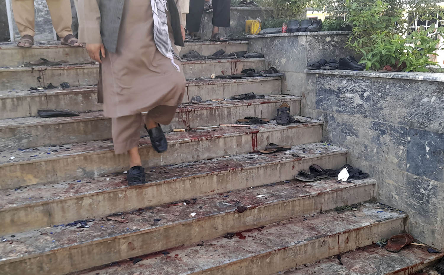 آثار تفجير انتحاري في مسجد للشيعة في قندوز