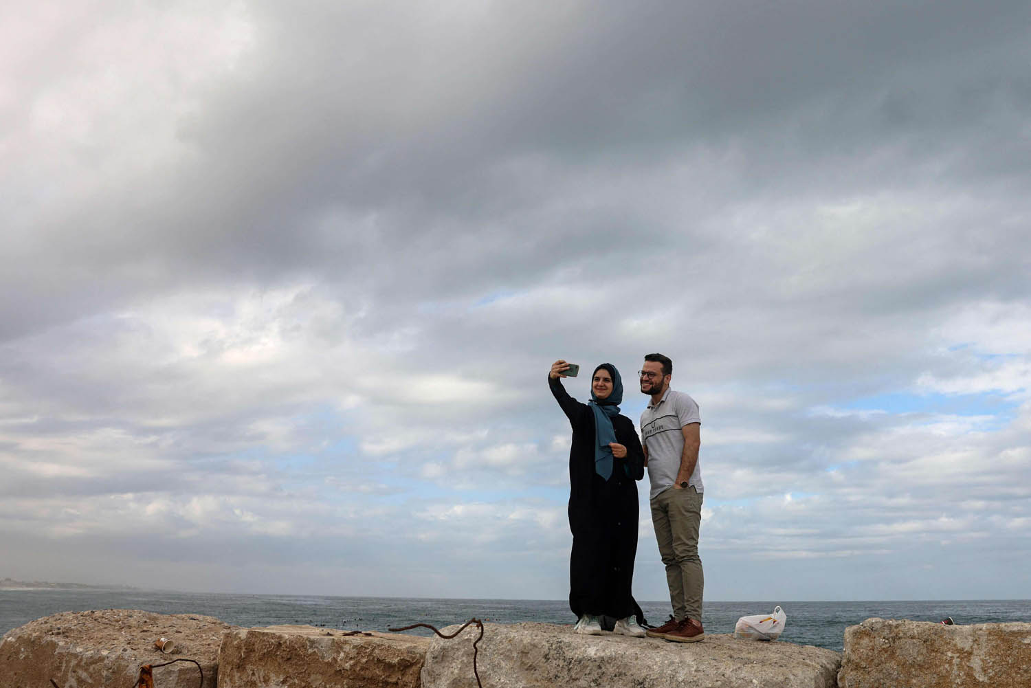 فلسطينيان في سيلفي على ساحل غزة