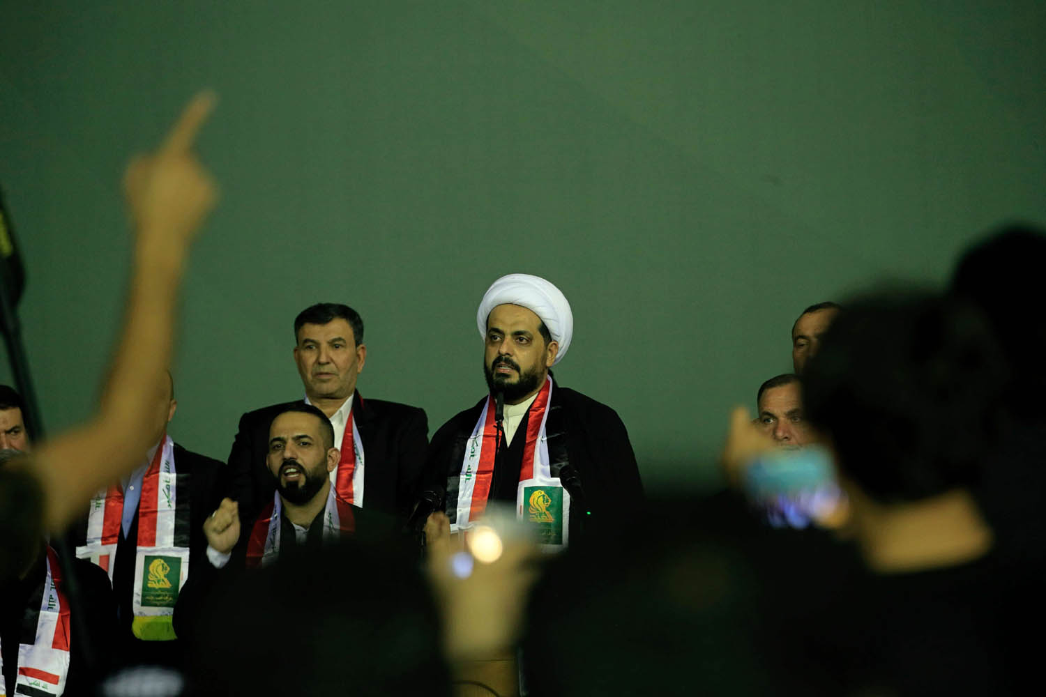 زعيم ميليشيا عصائب الحق قيس الخزعلي في مؤتمر صحفي بمناسبة الانتخابات