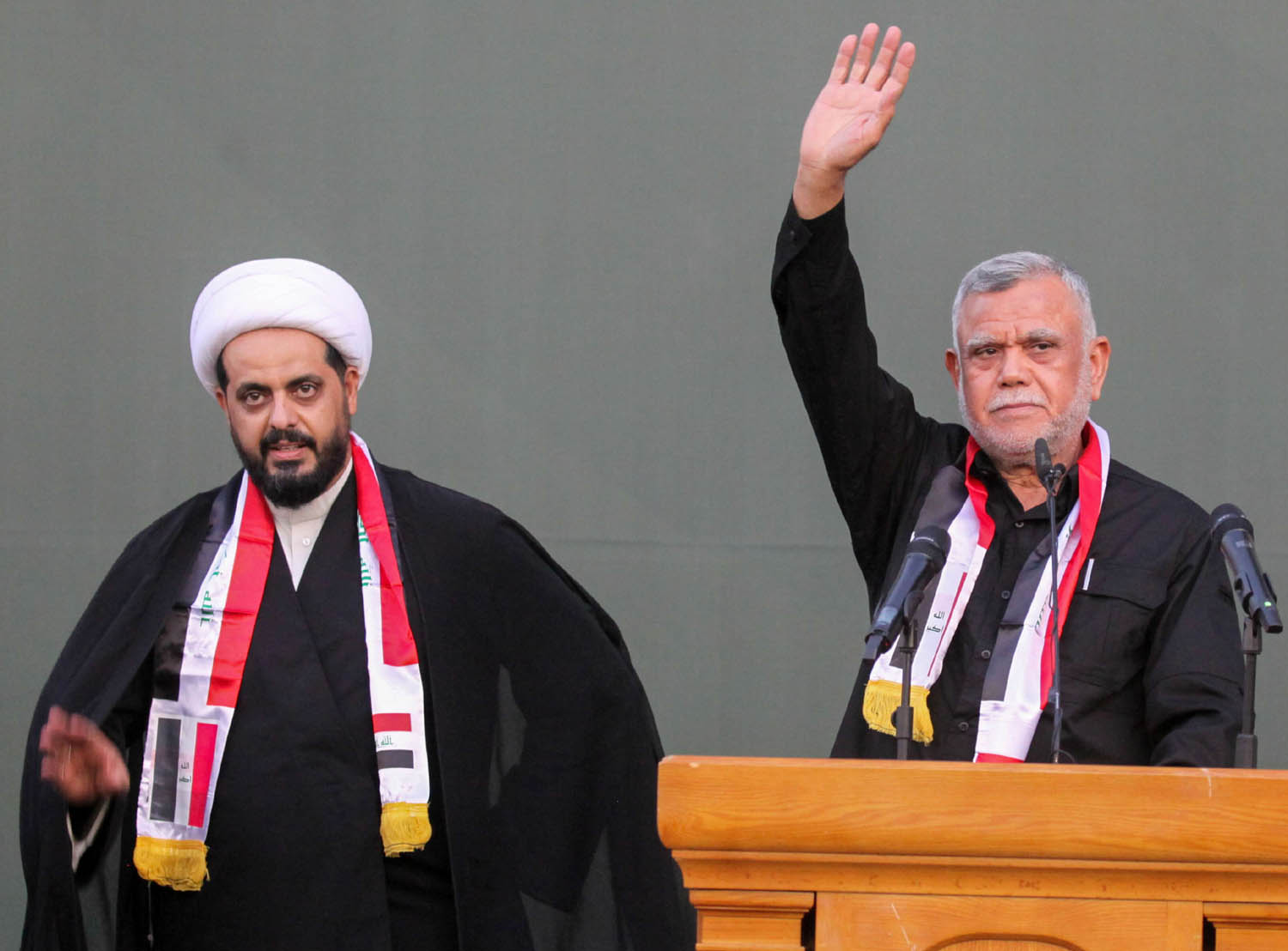 زعيما ميليشيات بدر وعصائب الحق هادي العامري وقيس الخزعلي في تجمع انتخابي في بغداد