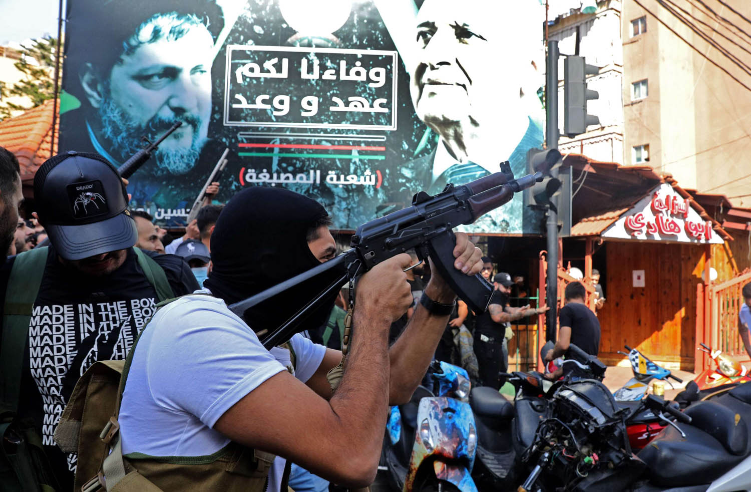عنصر من حزب الله يطلق النار في تشييع قتلى مواجهات بيروت