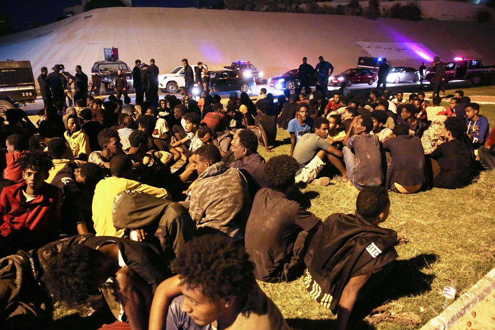 قوات الأمن الليبية تطوق مئات المهاجرين بعد فوضى وفرار من مركز الاحتجاز بطرابلس