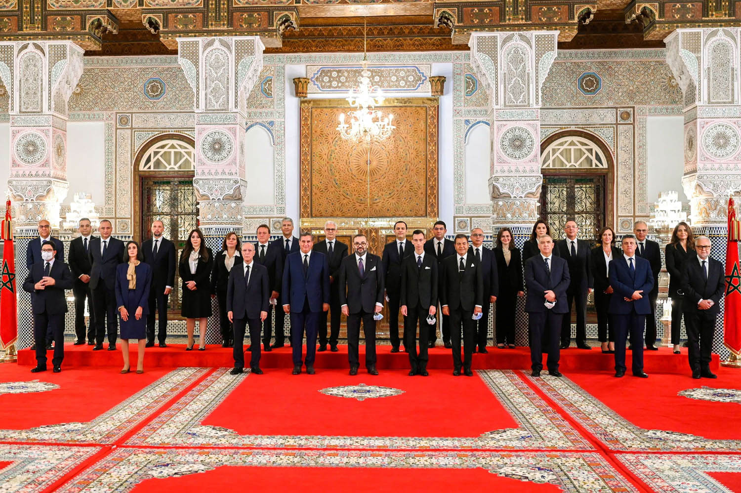العاهل المغربي محمد السادس في صورة مع الحكومة الجديدة