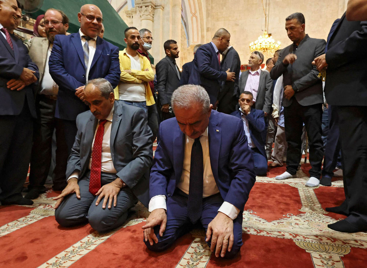 رئيس الوزراء الفلسطيني محمد اشتيه يصلي في الحرم الابراهيمي في الخليل