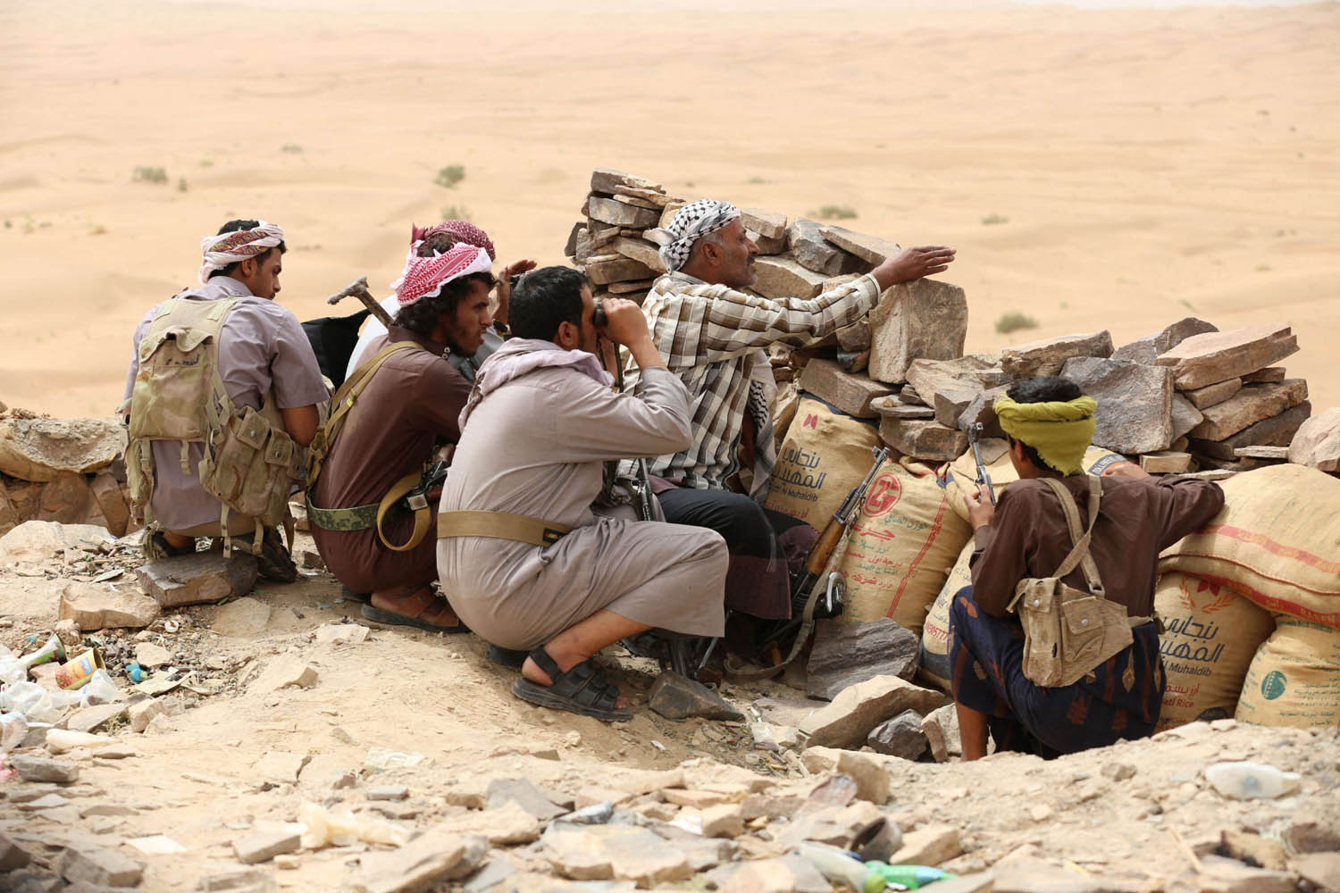 أفراد في قوة قبلية من مأرب في نقطة تماس مع الحوثيين