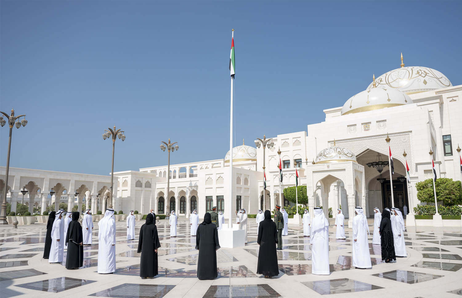 الشيخ منصور بن زايد يرفع علم الامارات في باحة القصر الرئاسي في أبوظبي