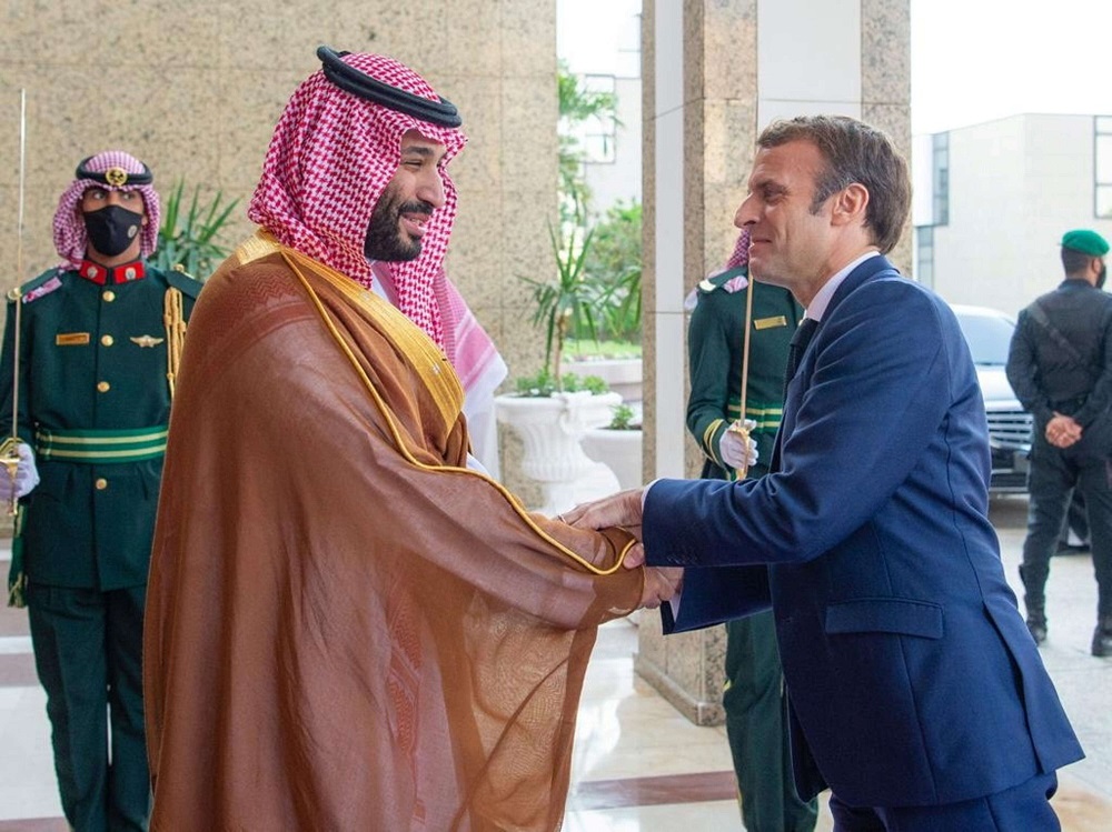 الرئيس الفرنسي ايمانويل ماكرون وولي عهد السعودية الامير محمد بن سلمان