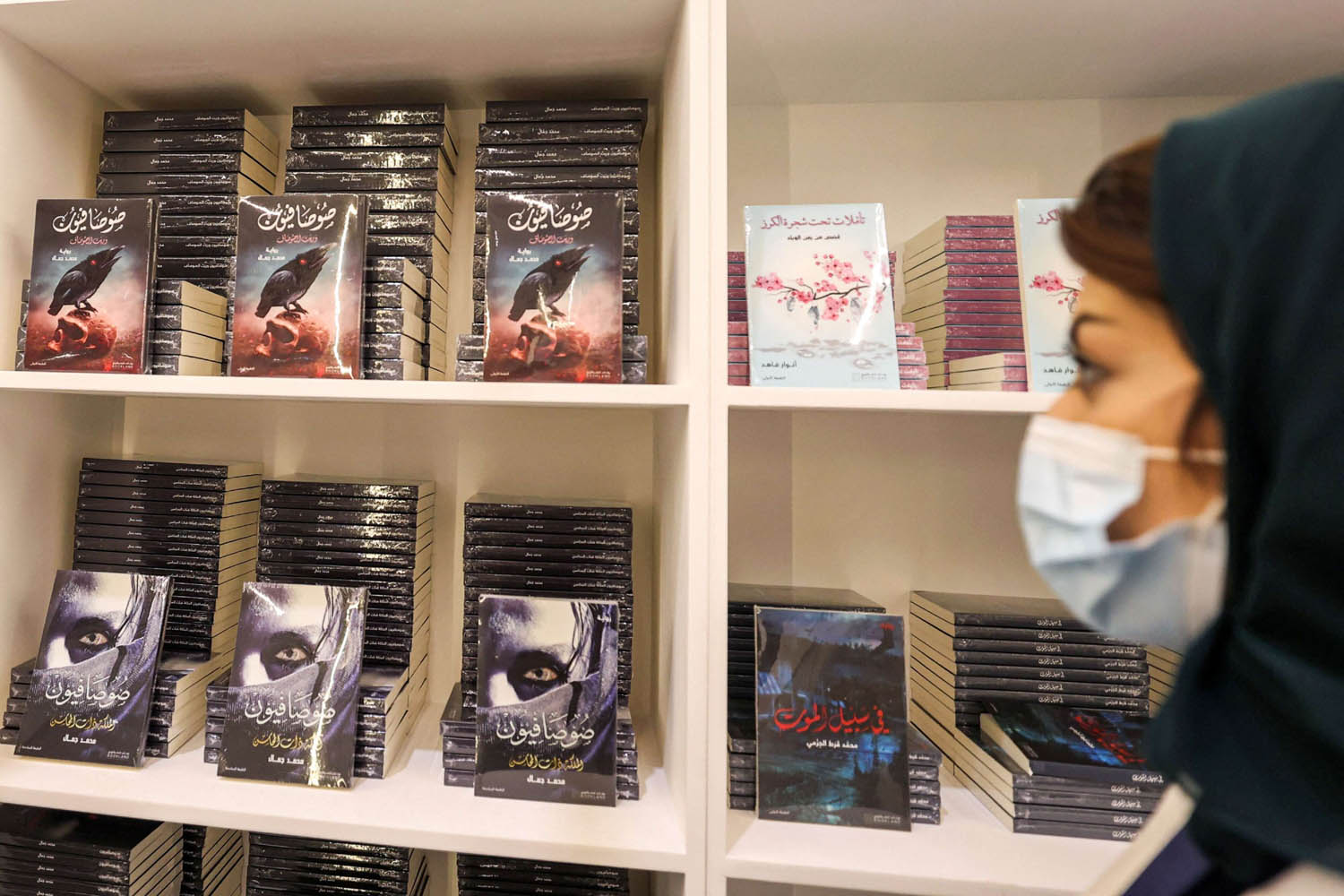 زائرة في معرض الرياض للكتاب