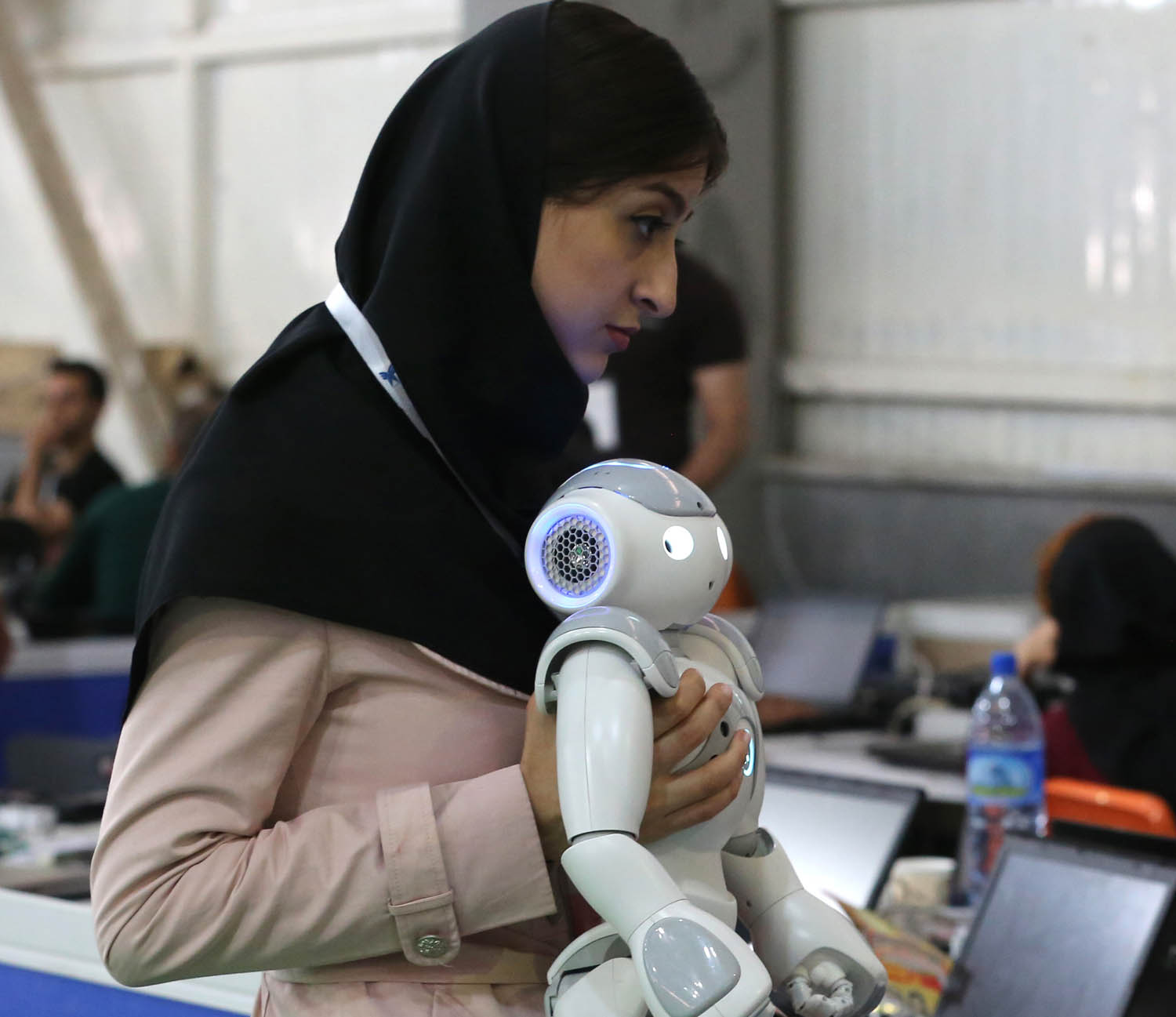 باحثة إيرانية من جامعة قزوين الإسلامية تستعد للمشاركة في سباق سنوي للروبوتات