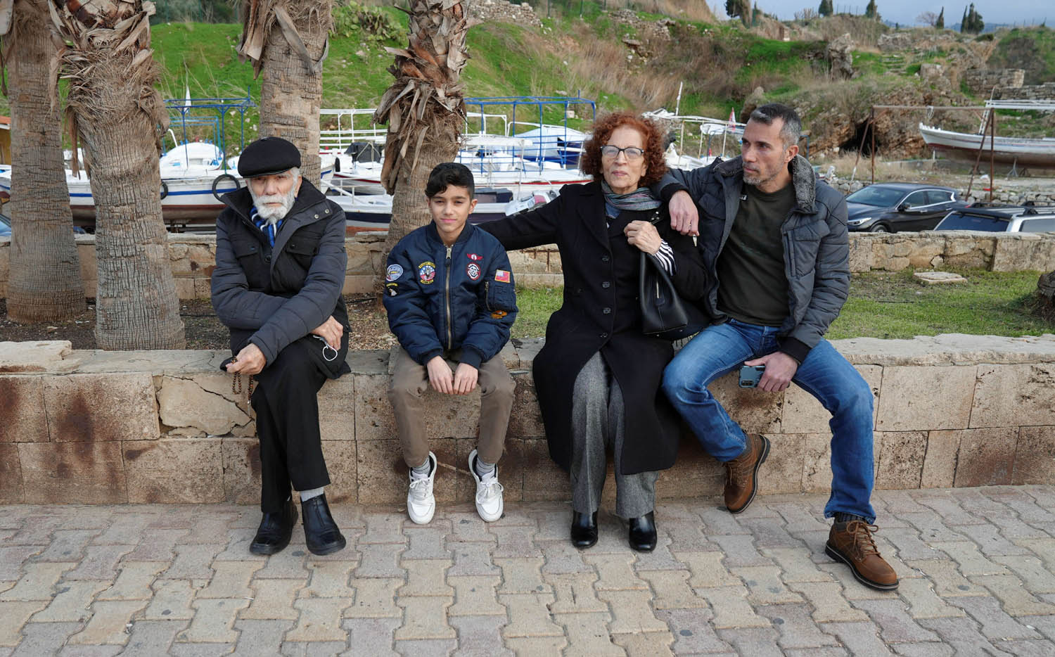 عائلة لبنانية تزور منطقة جبيل شمال بيروت