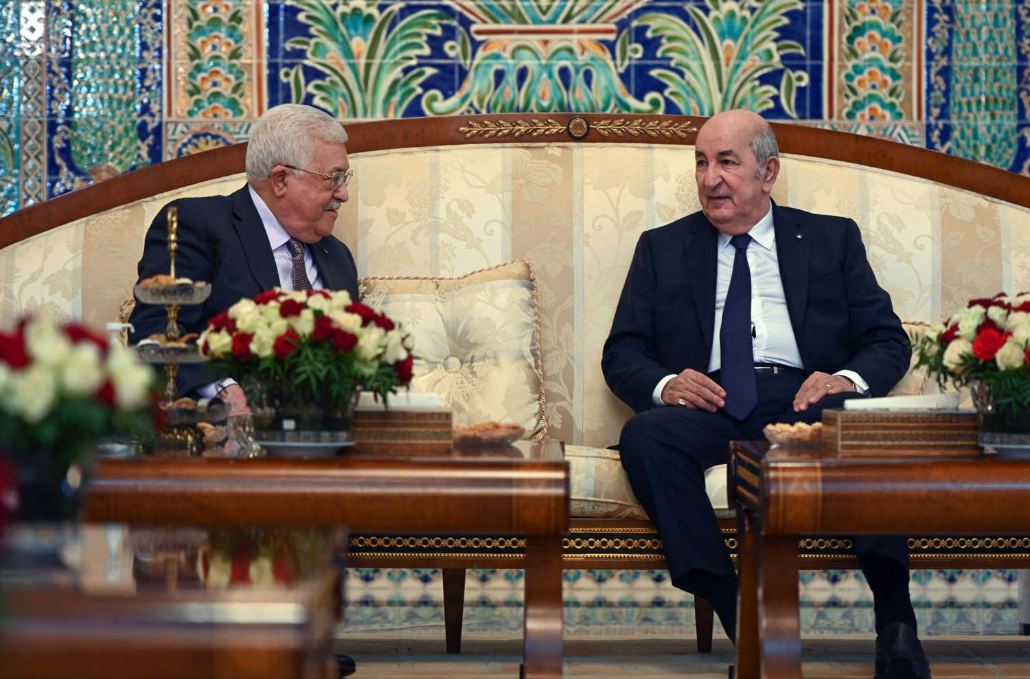 الرئيس الجزائري عبدالمجيد تبون يستقبل الرئيس الفلسطيني محمود عباس