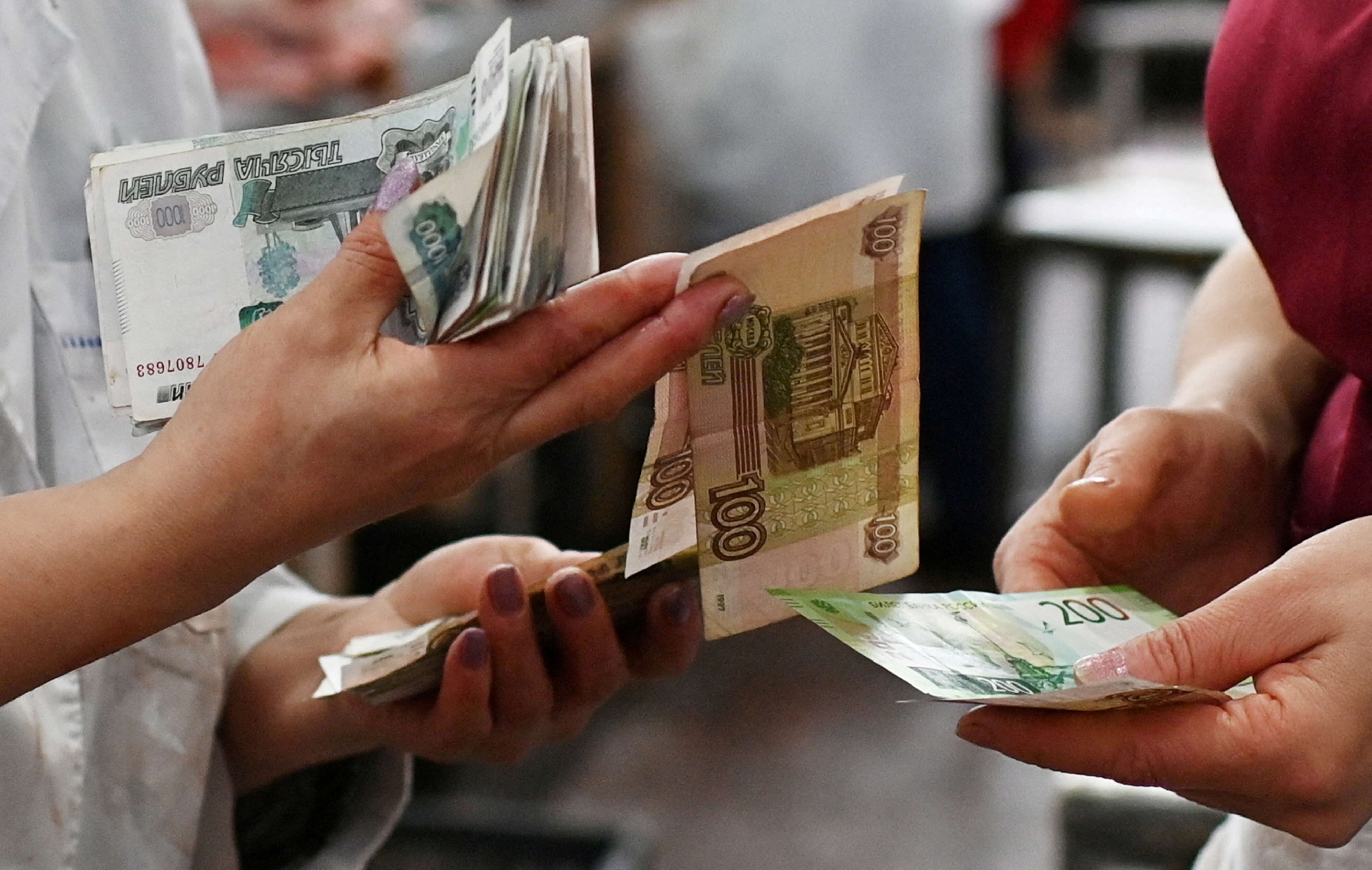 الروبل يتآكل مع استمرار الحرب