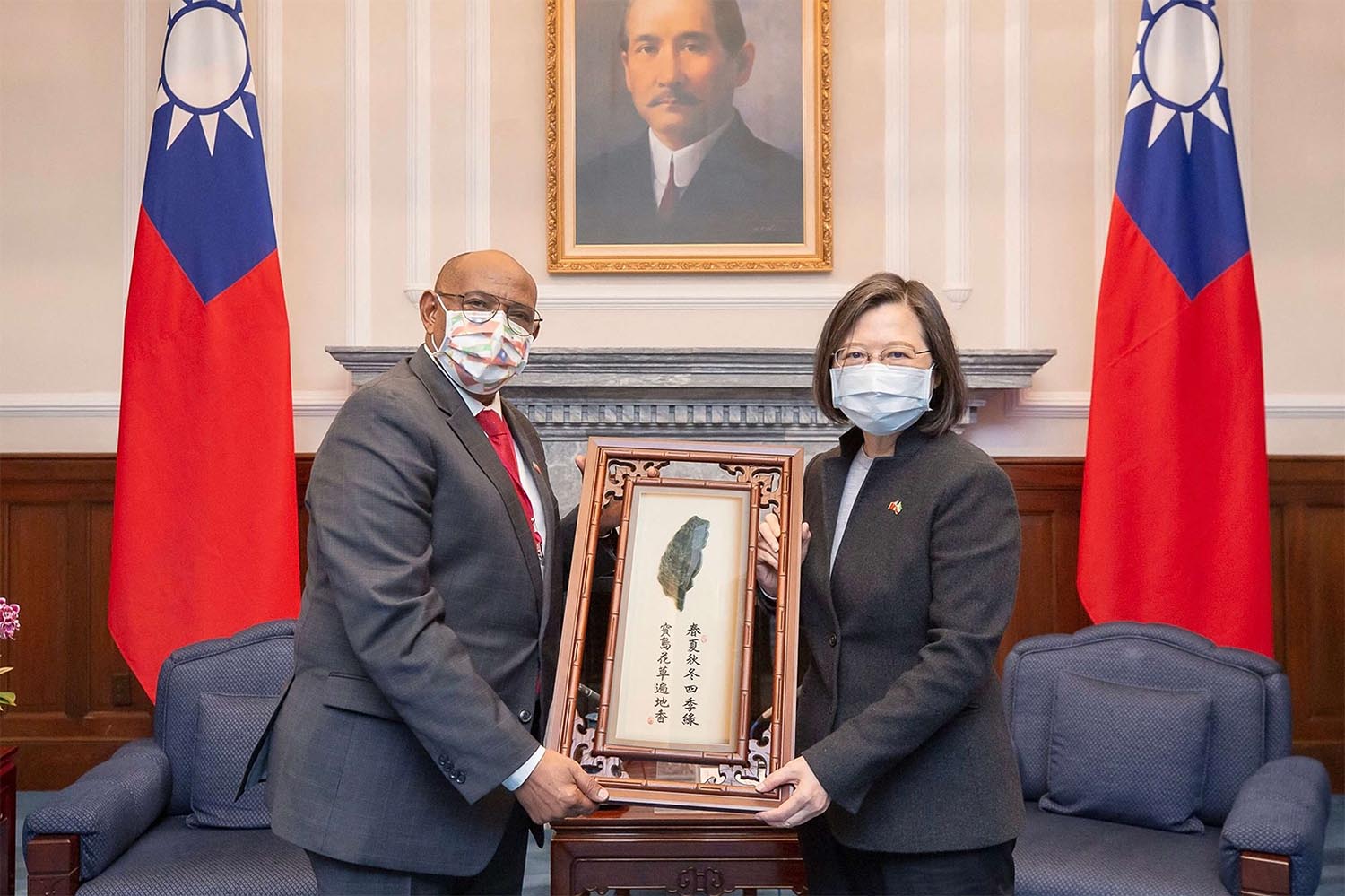 omaliland's FM Essa Kayd Mohamoud (L) with Taiwan's President Tsai Ing-wen 