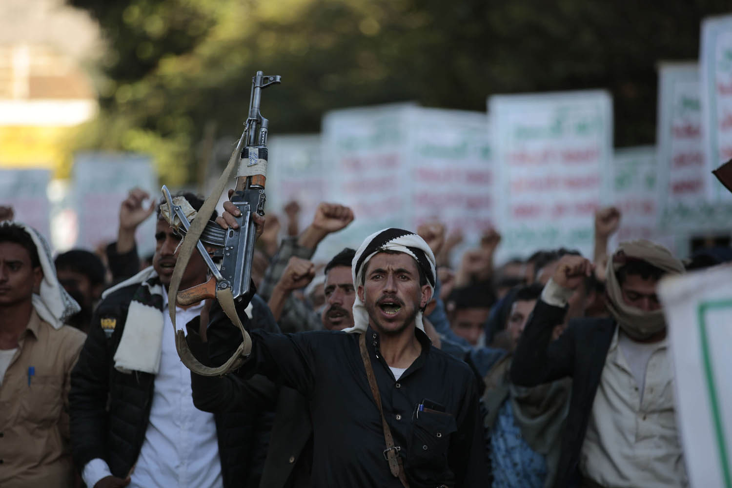 مسلحون موالون للحوثي في استعراض قوة وسط صنعاء