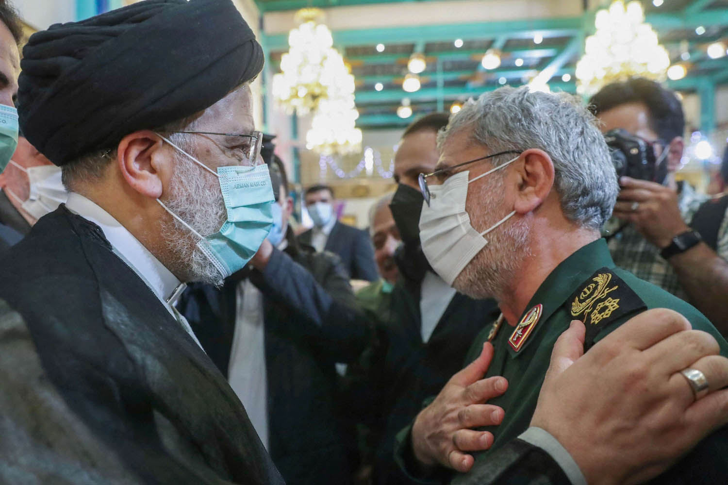 الرئيس الإيراني إبراهيم رئيسي مع قائد فيلق القدس إسماعيل قاآني