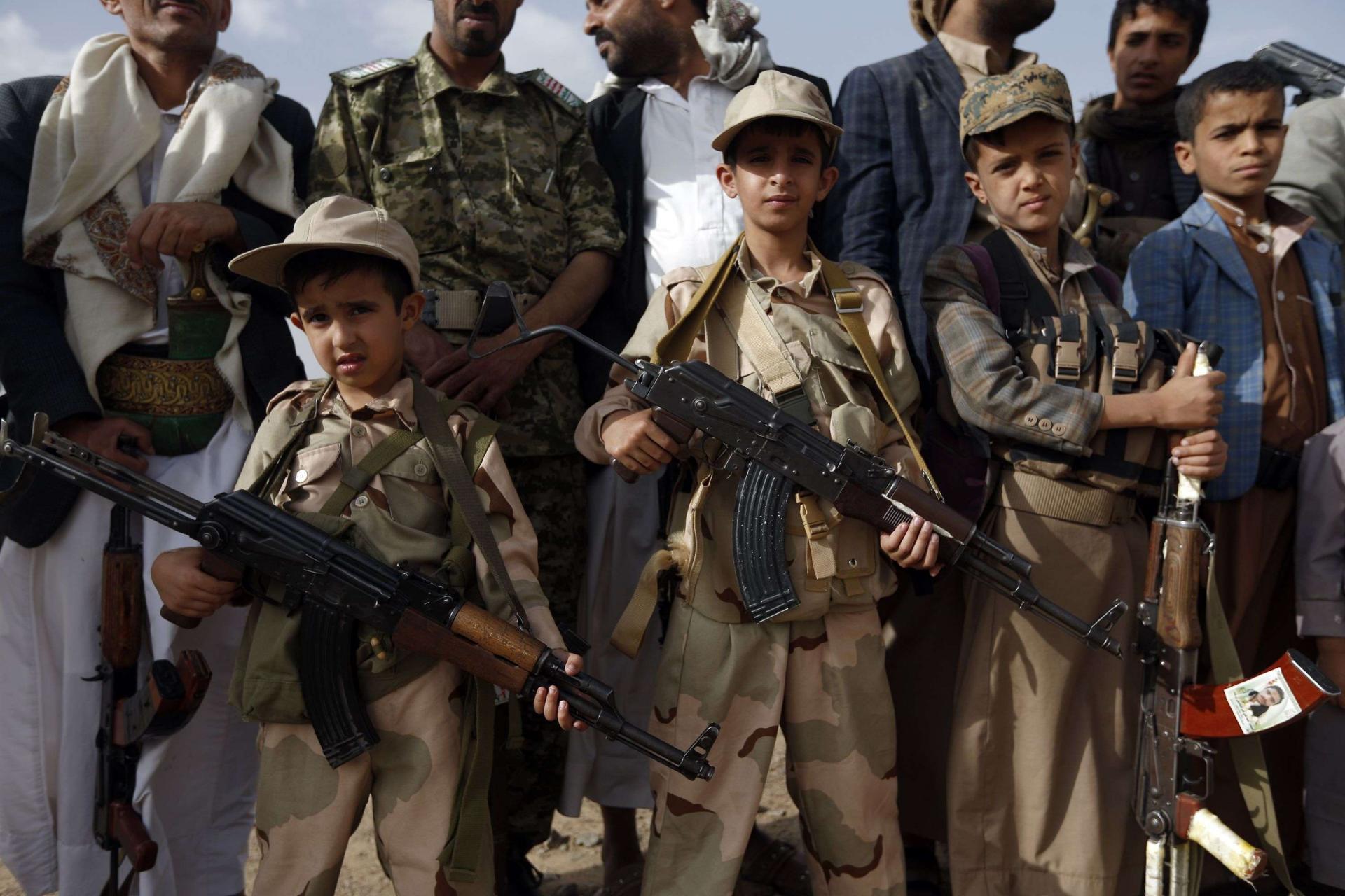 الحوثيون تورطوا في تسليح الاطفال عوض تعليمهم
