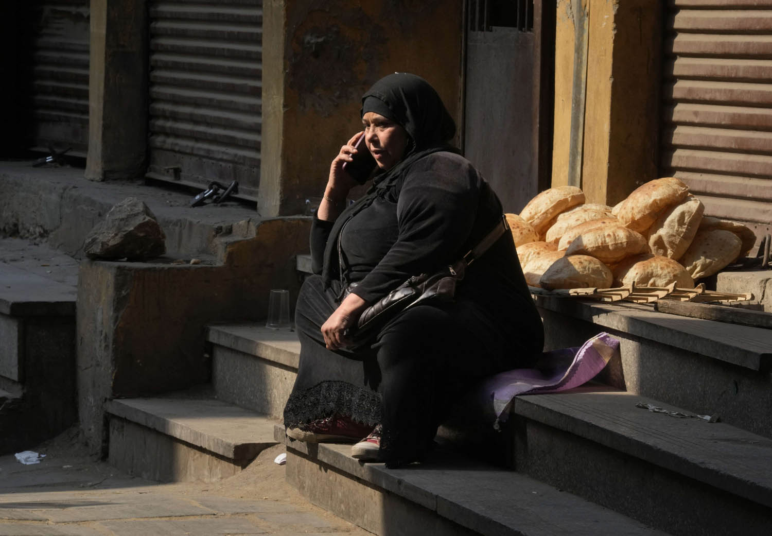 بائعة خبز في القاهرة