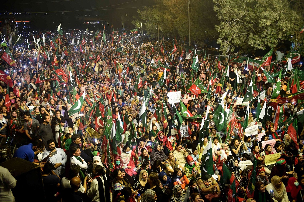 الآلاف من أنصار خان يتظاهرون ليلا في بشاور رفضا لعزله