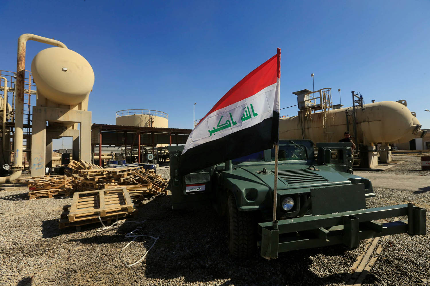مدرعة عراقية تحرس منشآت نفطية في كركوك