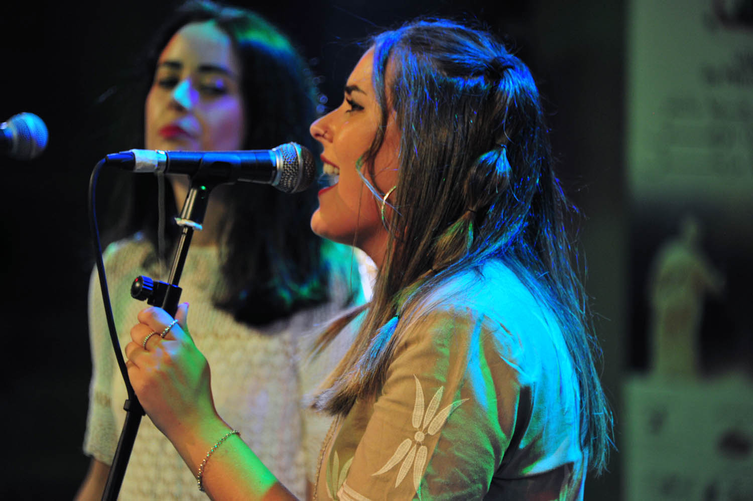 The Neo-folk Galician music relies on women's chants