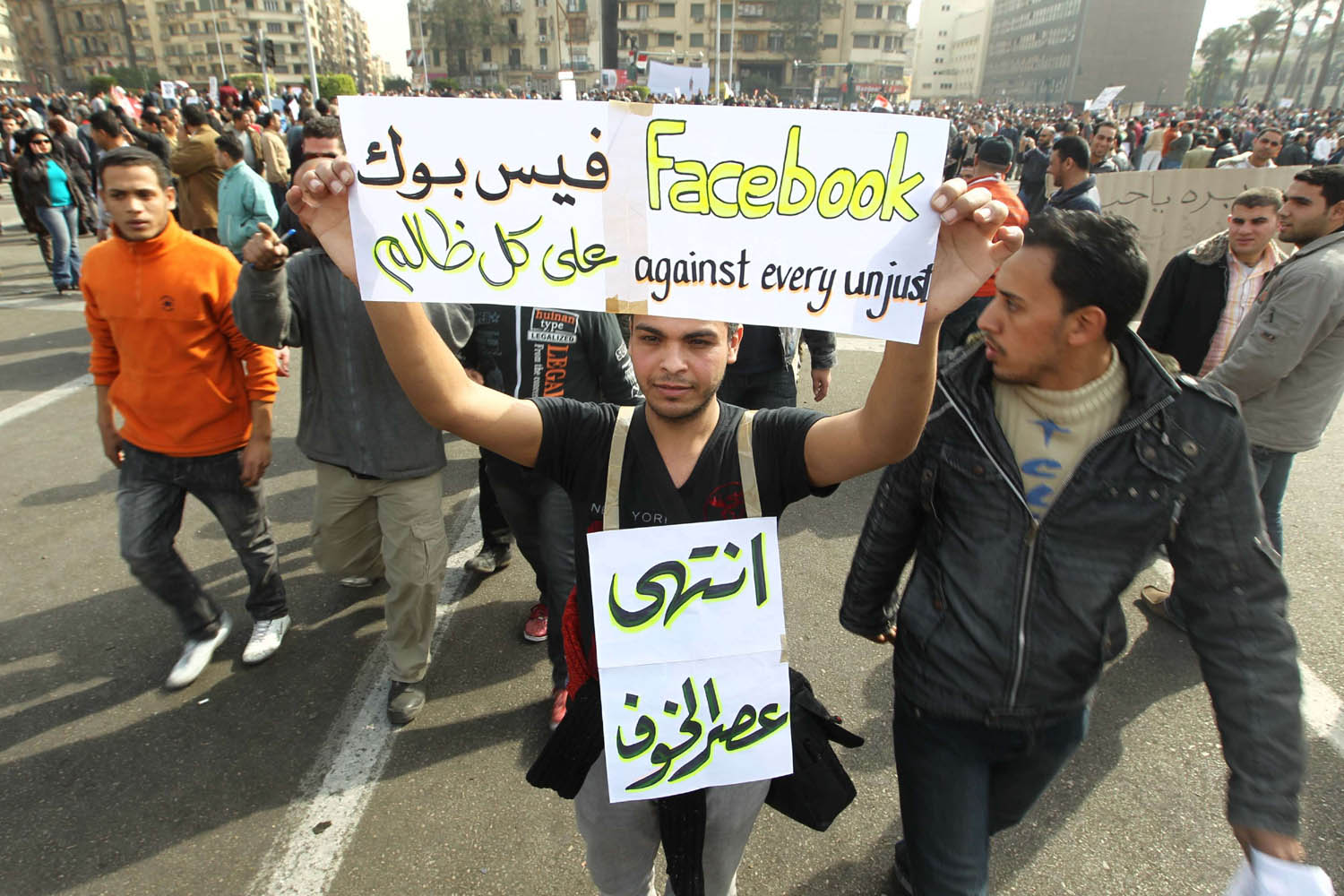 متظاهرون مصريون يرفعون لافتة تشيد بفيسبوك