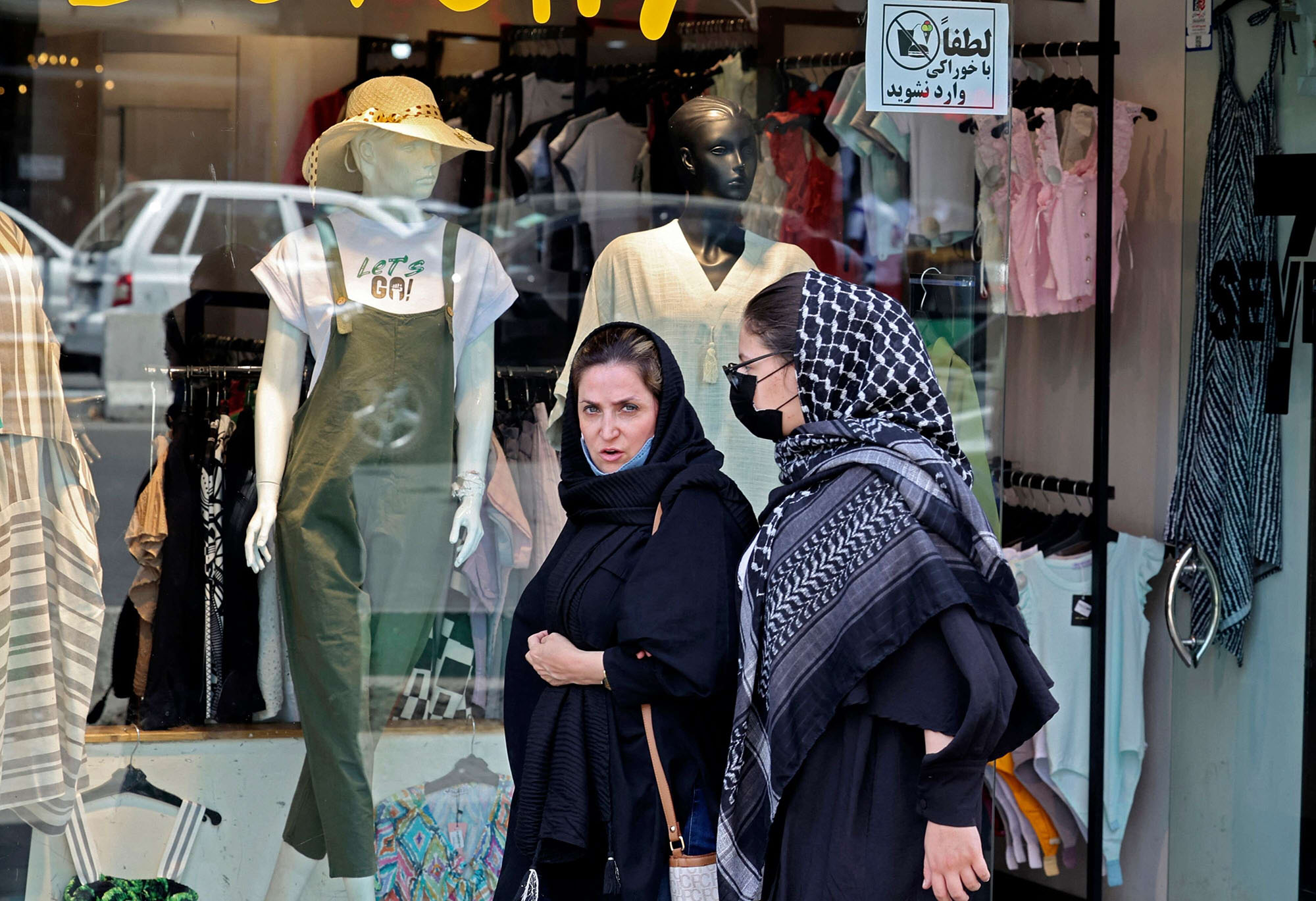 امرأتان تتجولان في سوق في العاصمة الايرانية طهران