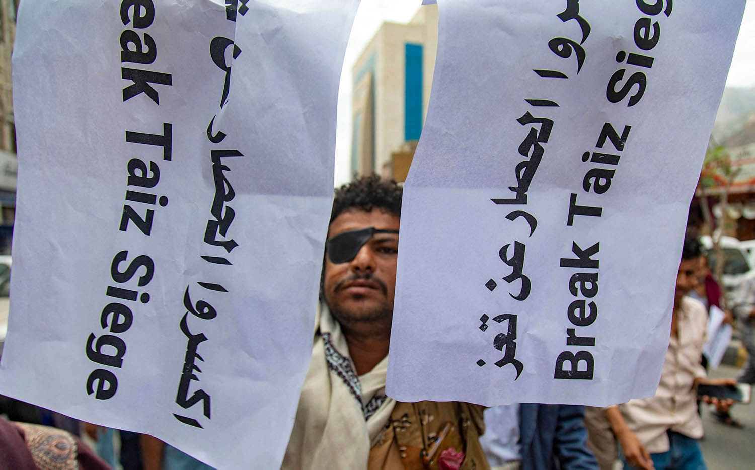 يمنيون يتظاهرون في تعز ضد الحصار الحوثي للمدينة