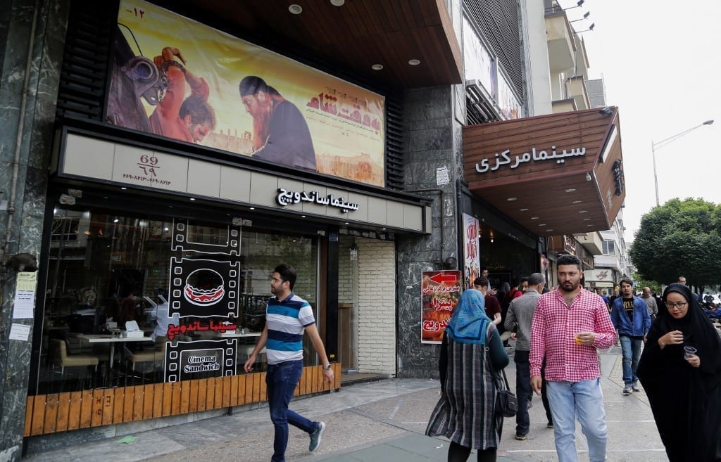 الواجهة الخارجية لقاعة سينما بإيران