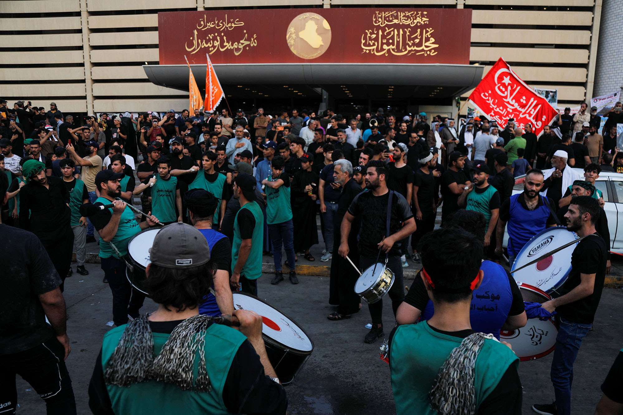 مبنى البرلمان تحت سيطرة الصدر منذ اسبوعين
