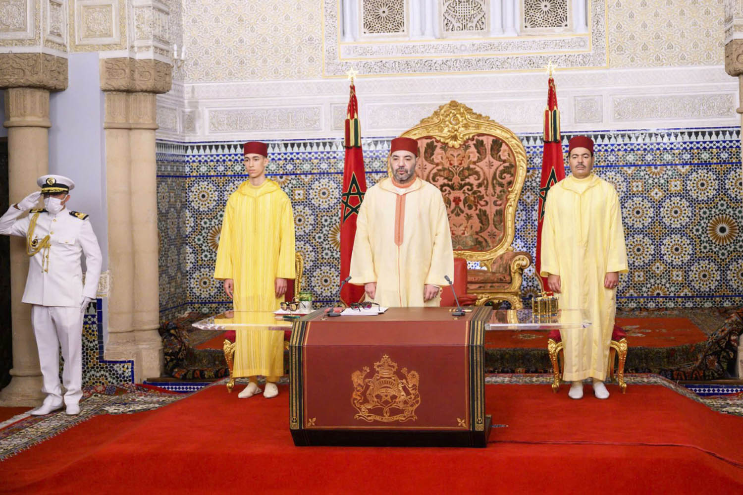 العاهل المغربي الملك محمد السادس يتوسط ولي العهد الأمير مولاي الحسن وشقيقه الأمير مولاي رشيد