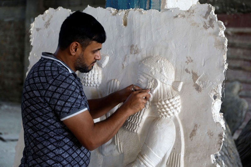 عراقيون يُعيدون بناء جداريات تُصوّر تاريخ بلادهم