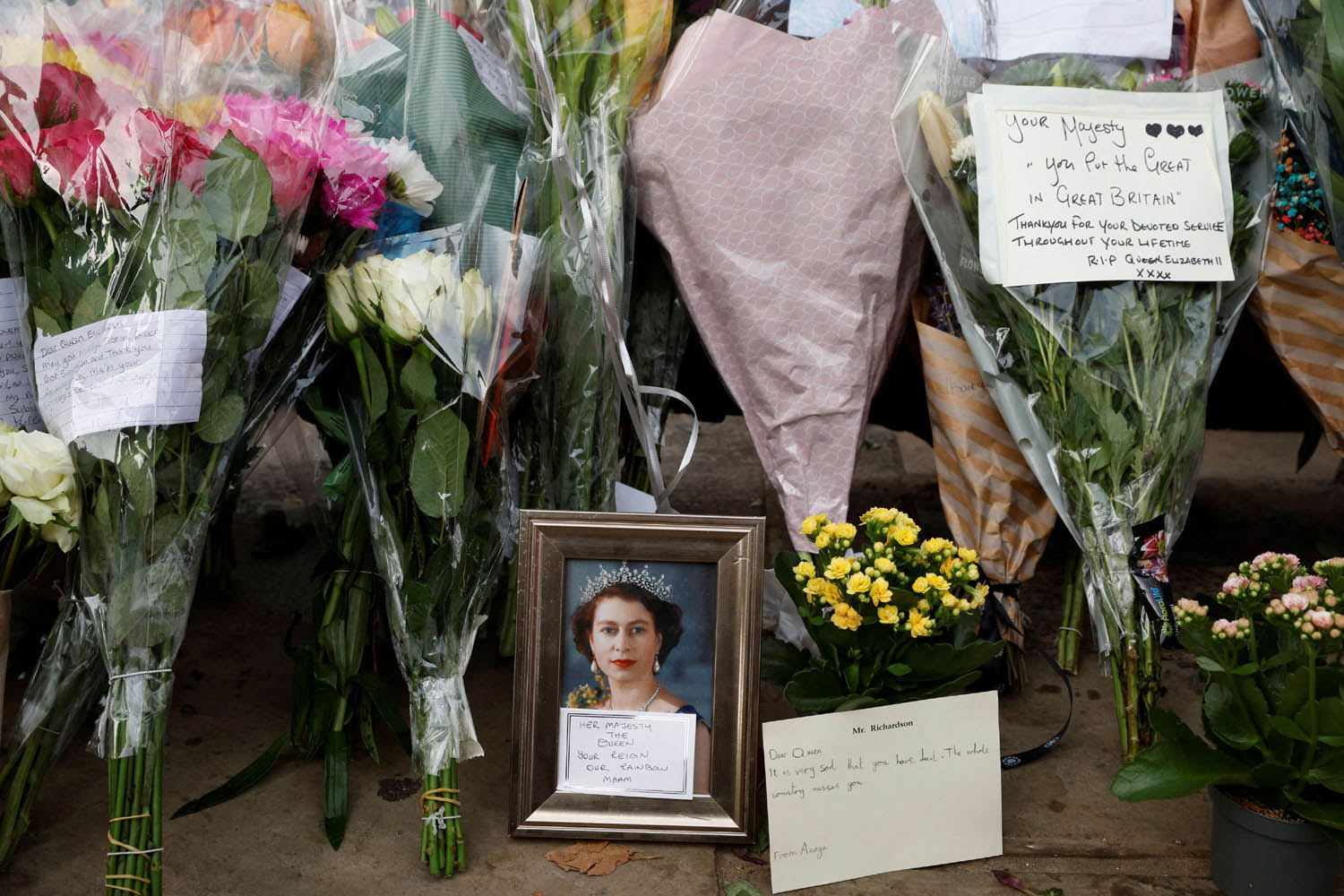 بريطانيون يحتفون بملكتهم الراحلة