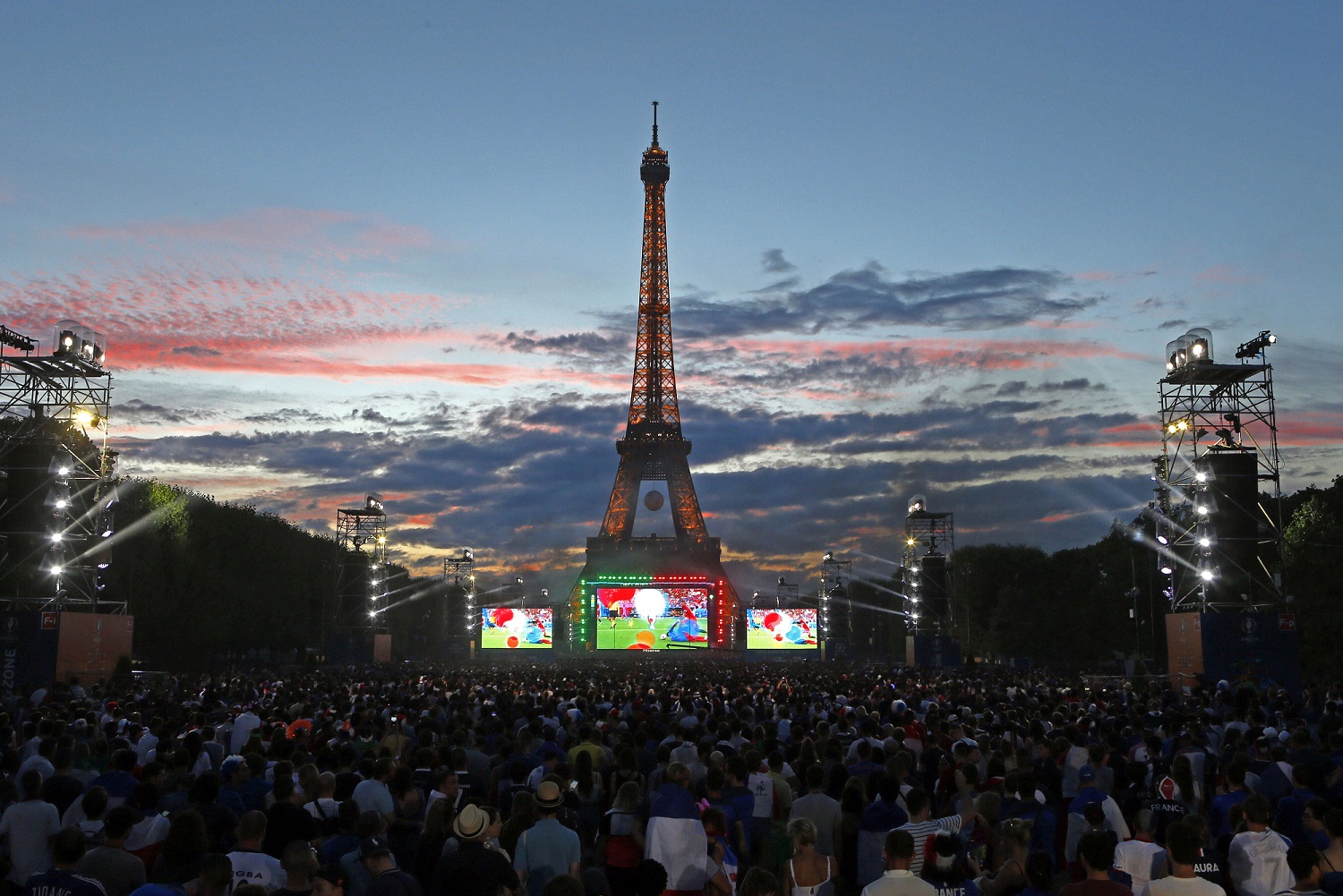مدن فرنسية تمتنع عن عرض مباريات مونديال على شاشات عملاقة