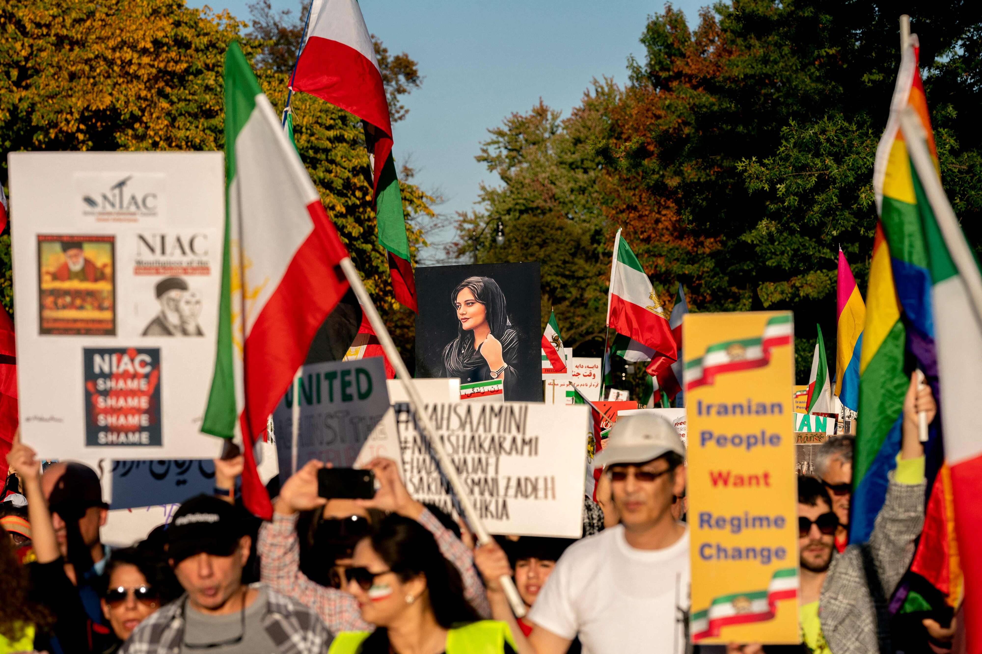 تضامن مع المحتجين الإيرانيين في مختلف أرجاء العالم
