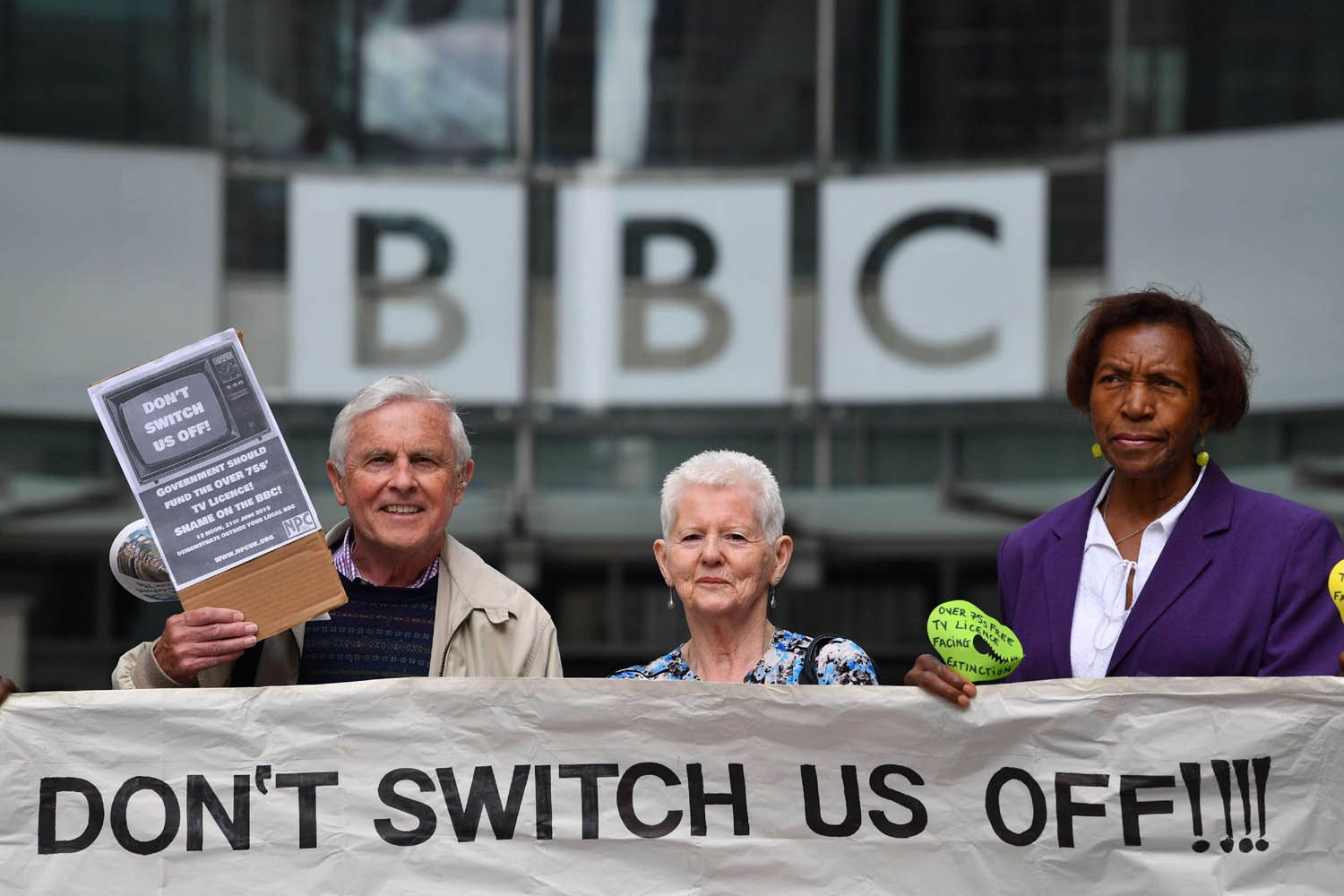محتجون بريطانيون على اغلاق بعض محطات واذاعات بي بي سي